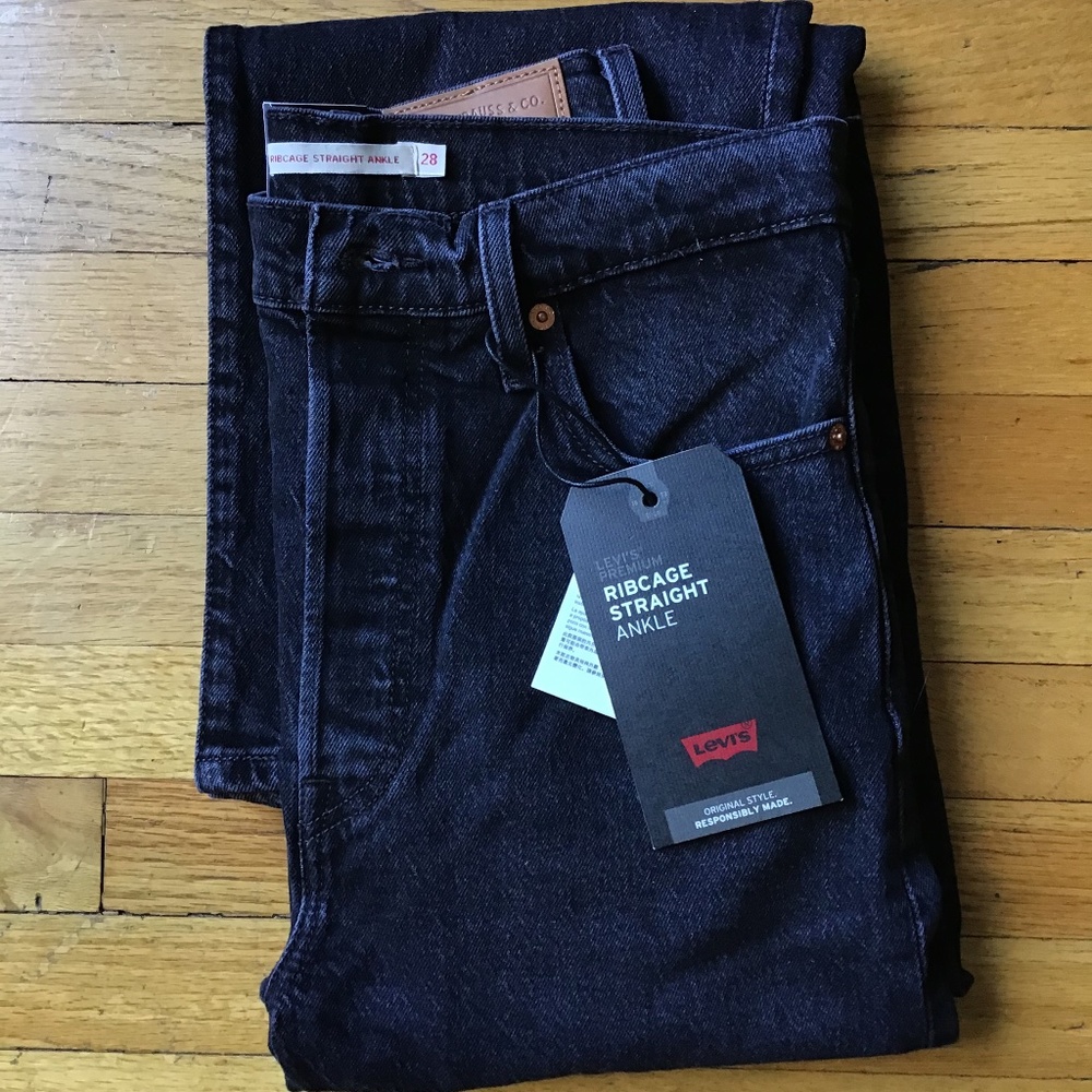 Women’s Super High Rise Black Levi’s, Size 28, Brand New